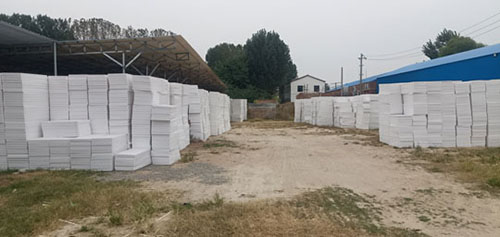 如何對擠塑板進行現(xiàn)場的施工操作呢？